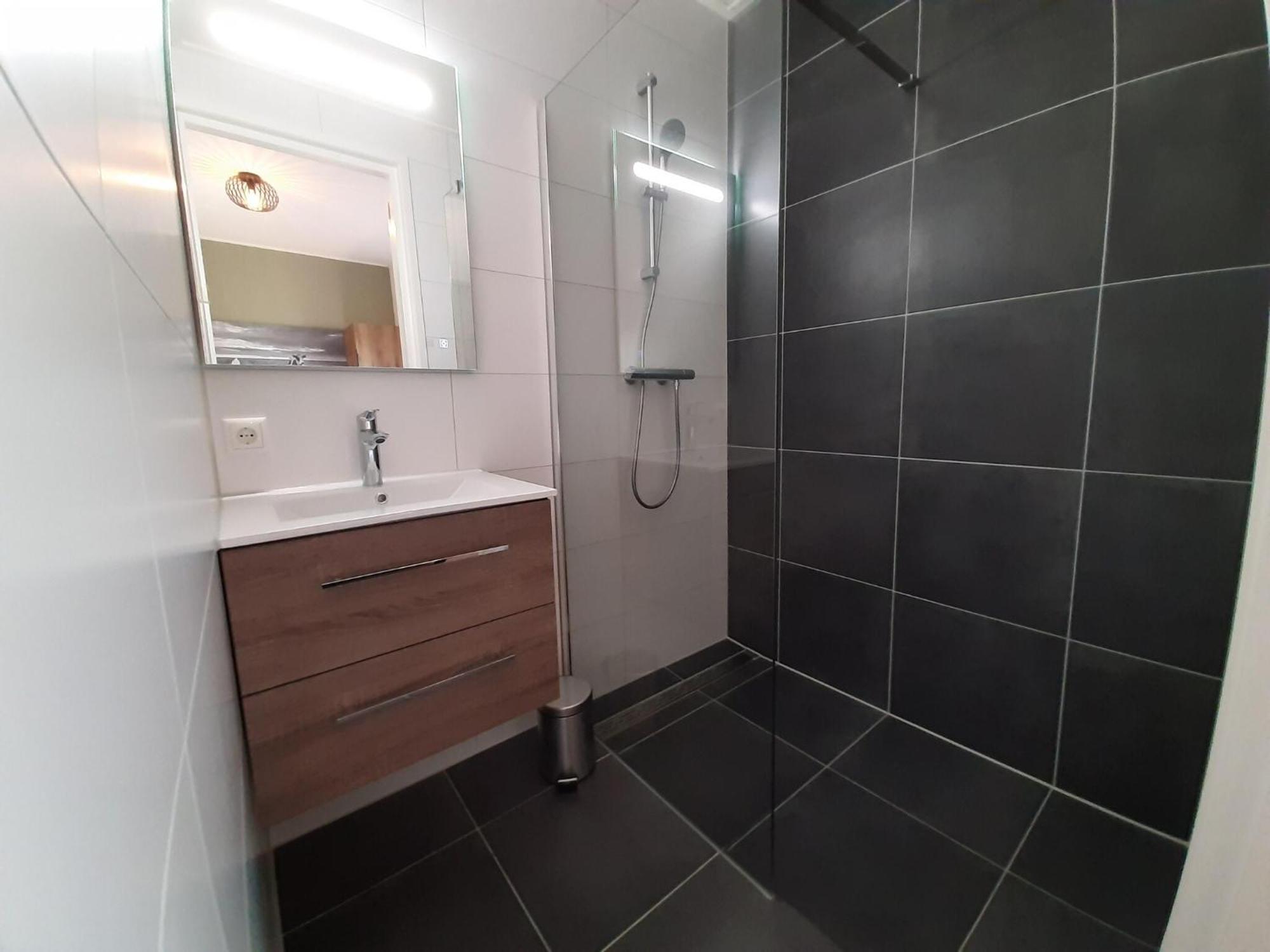 Spacious In With Garden Leons