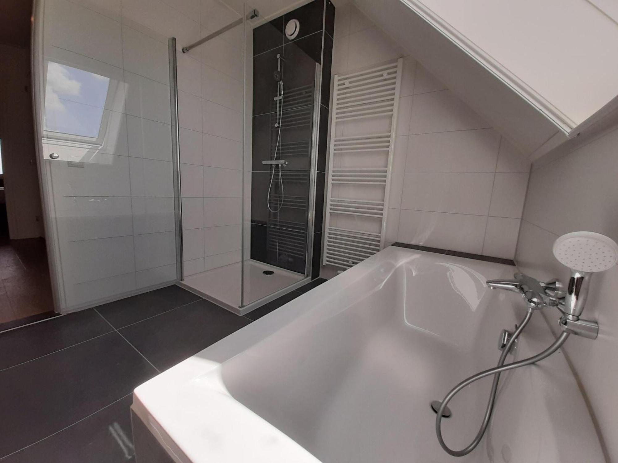 Spacious In With Garden * Leons