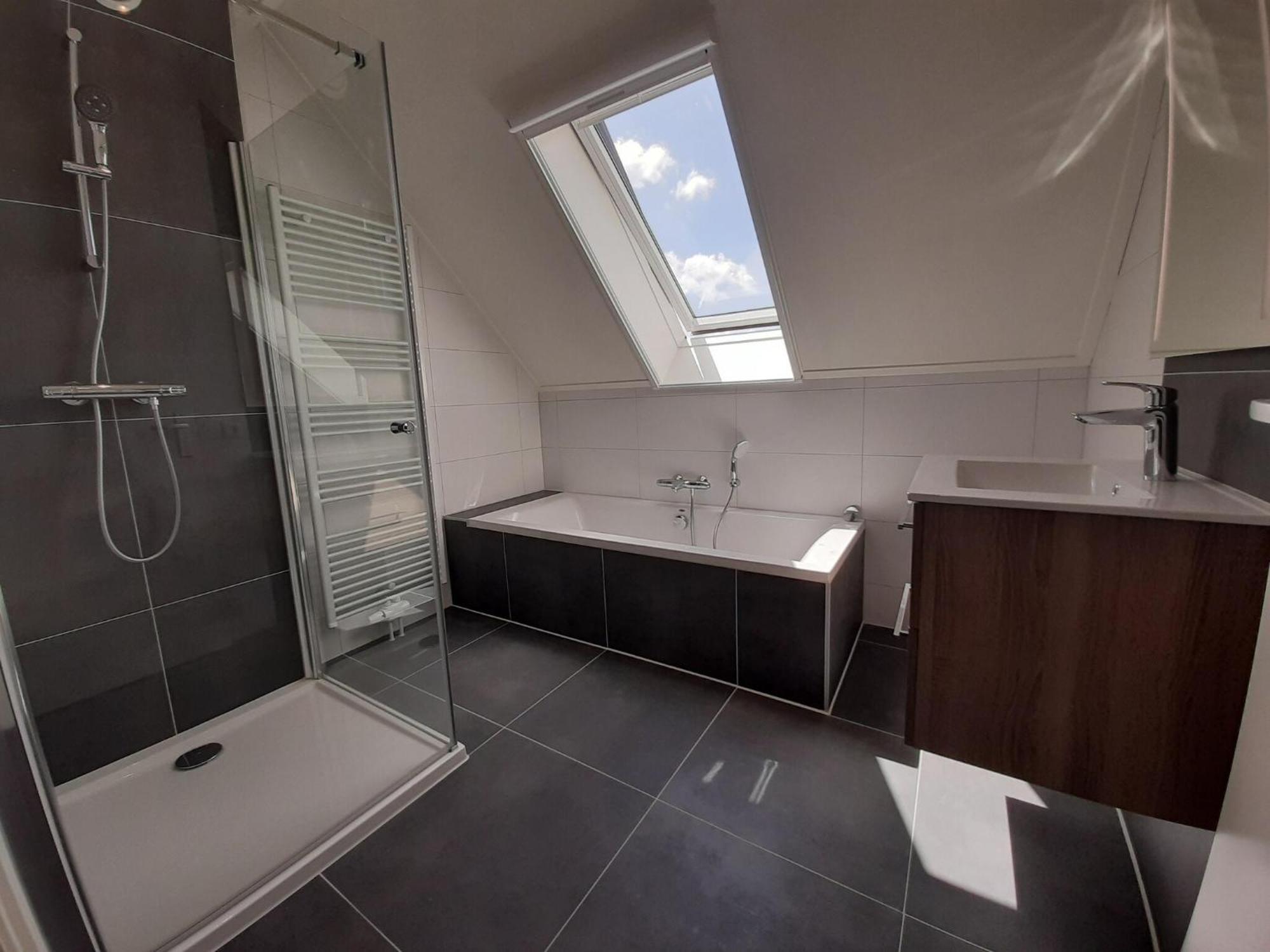 Spacious In With Garden *