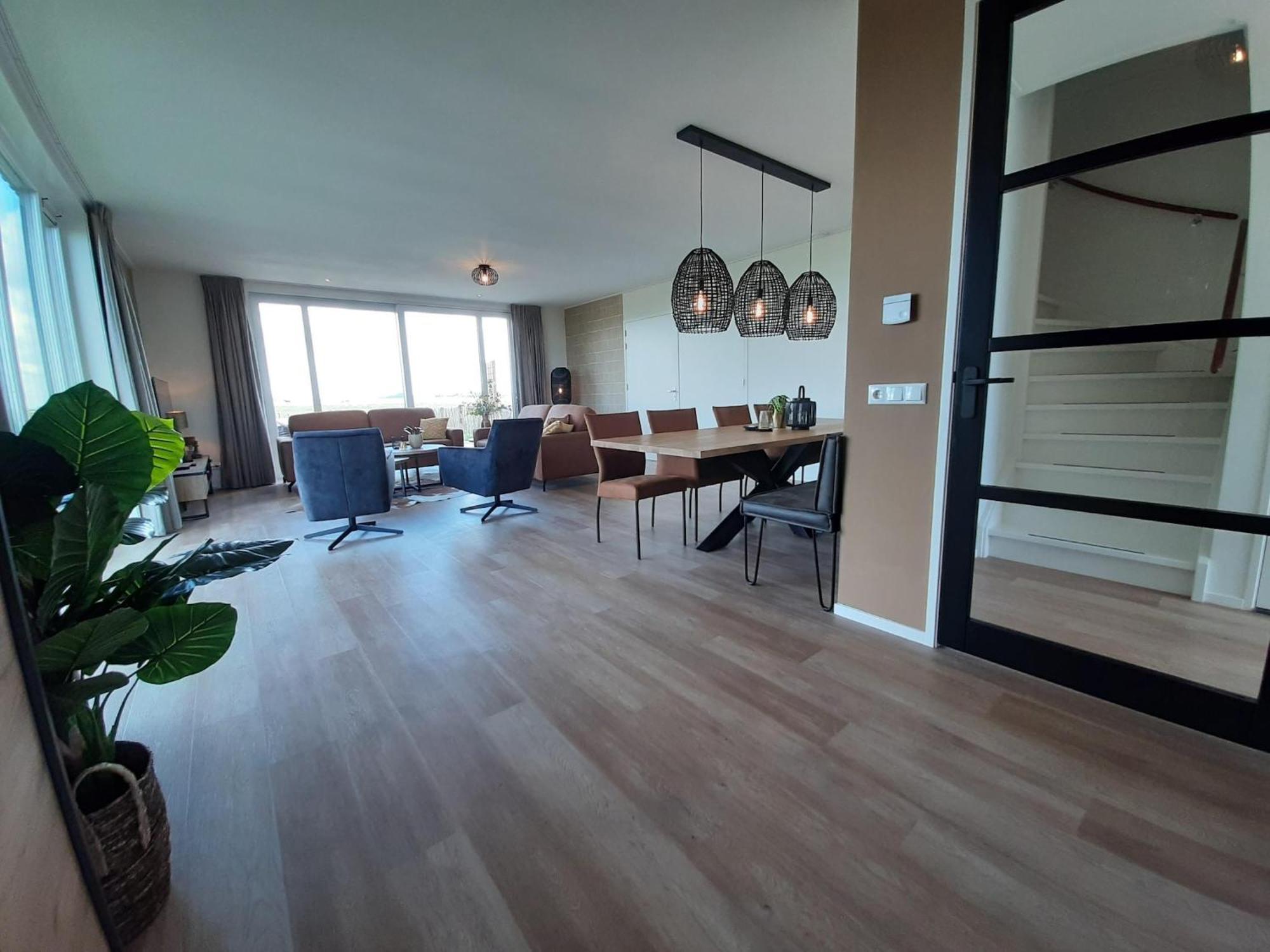 Spacious In With Garden Leons