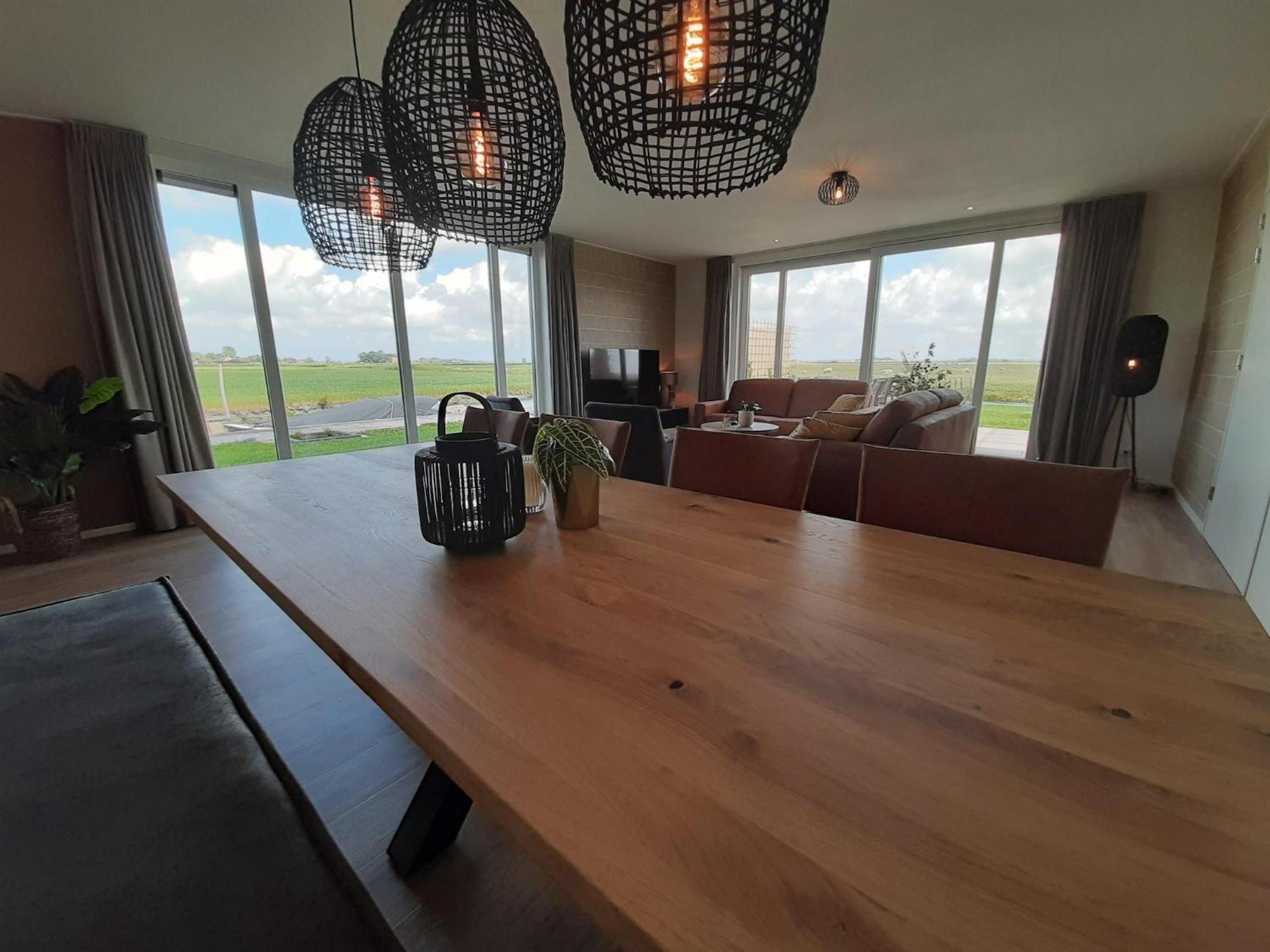 Spacious In With Garden Leons