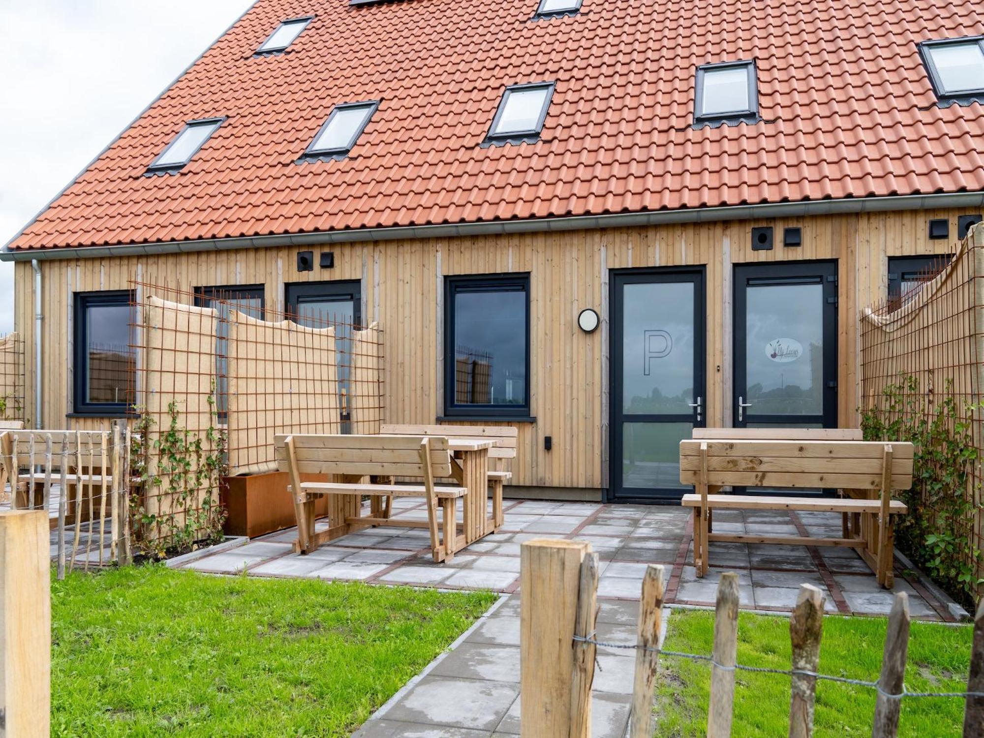 Spacious In With Garden Leons