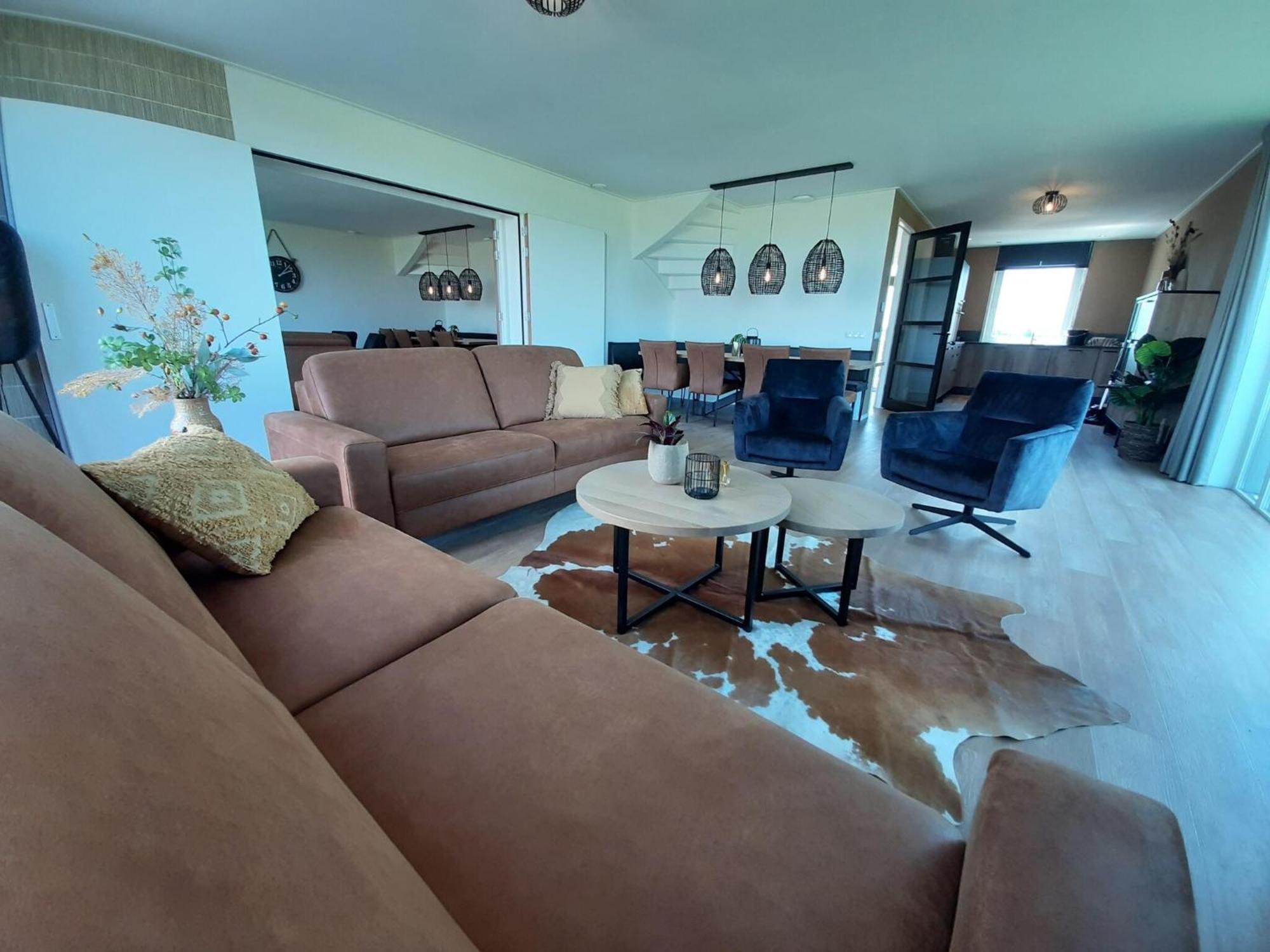 Spacious In With Garden Leons