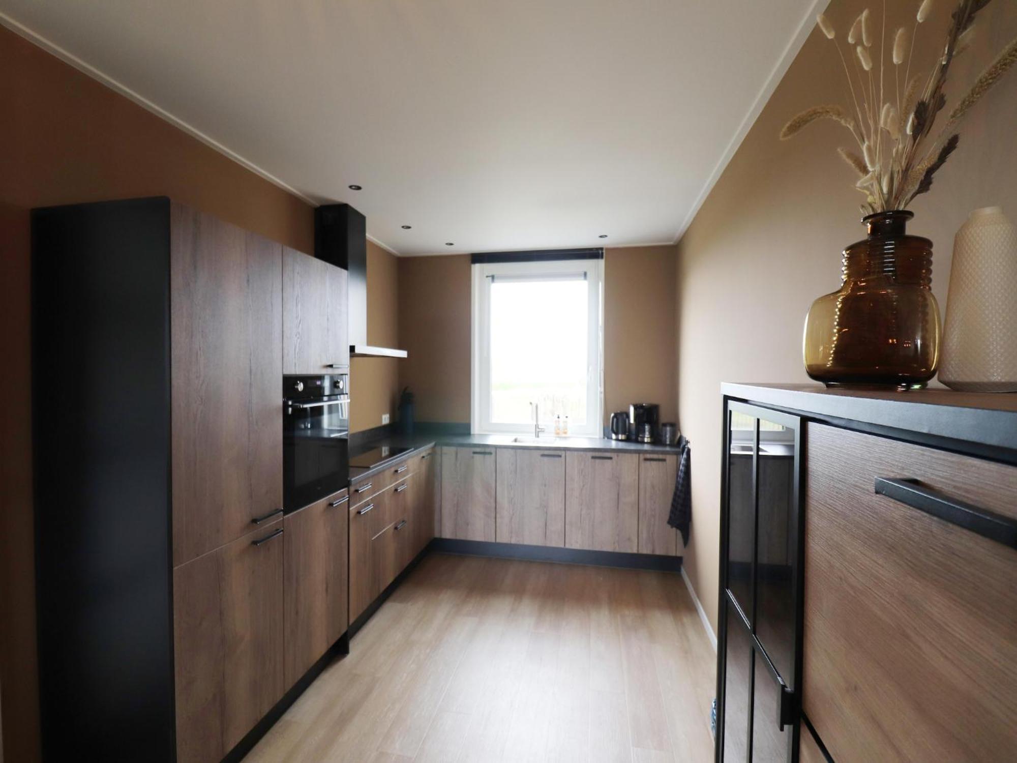 Spacious In With Garden Leons